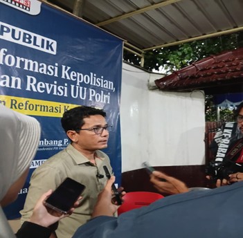 Wawancara Andy Irfan, selaku Sekjen Federasi KontraS, Surabaya (15/03/2026). (Dok. Wafiq Azizah, LPM Forma)